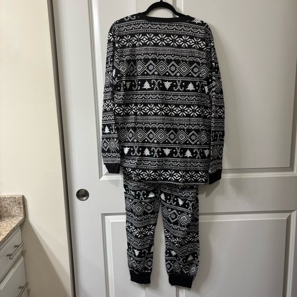 Unisex Snowflake And Candy Cane Christmas Pajamas Black & White Size Large -NWT - Picture 4 of 9